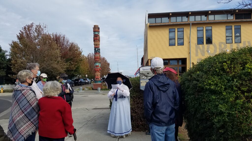Image of Port Townsend, Wa, tour guide and group by NW Maritime Center and totem pole