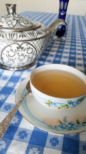 Image of oolong tea in tea cup.