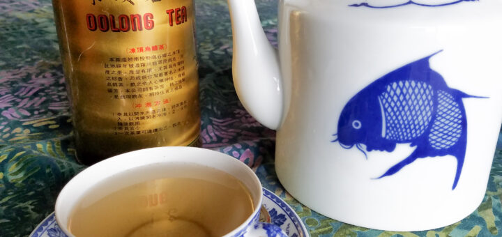 Image of oolong tea tin, pot and cup