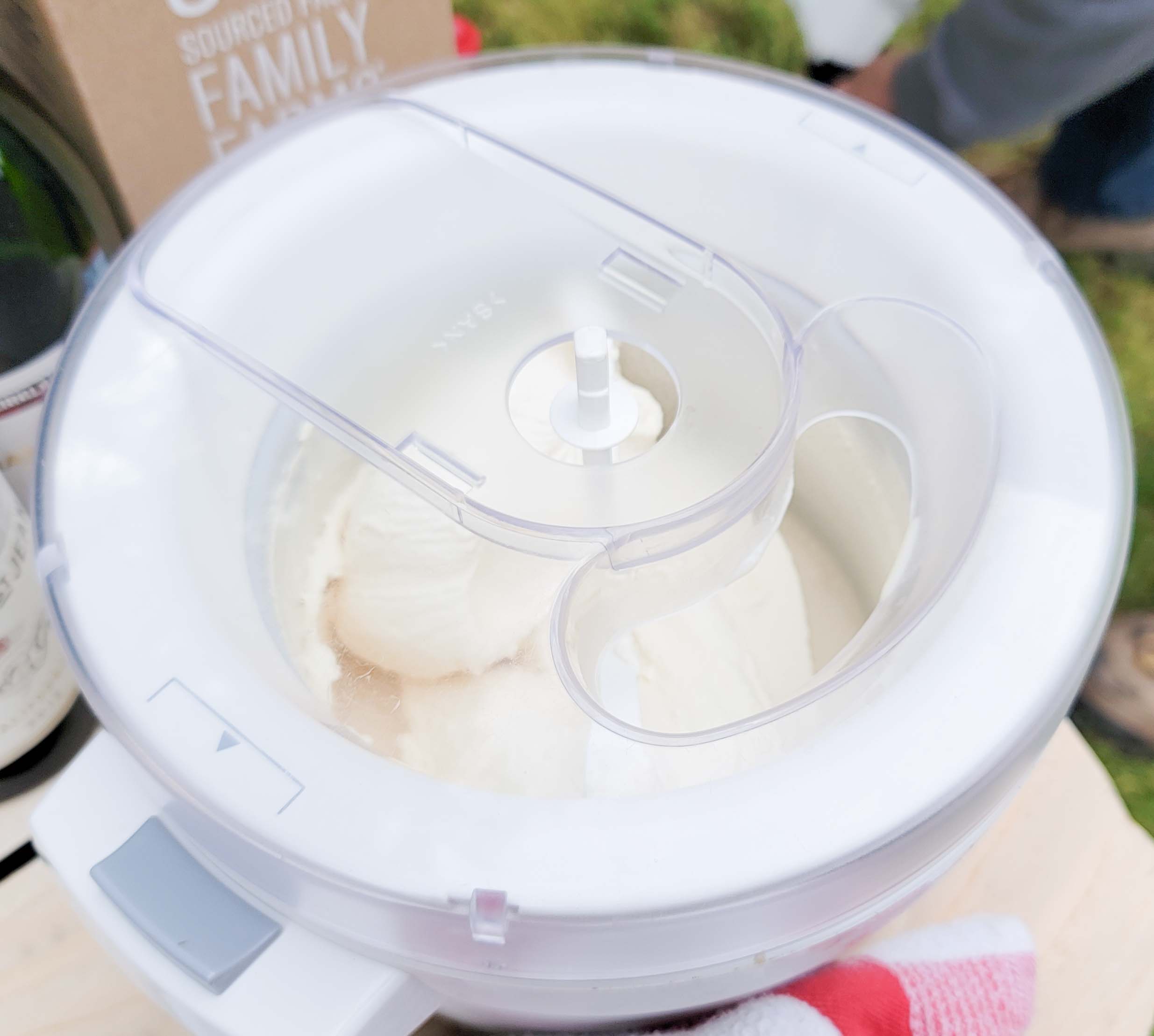 Electric ice cream maker
